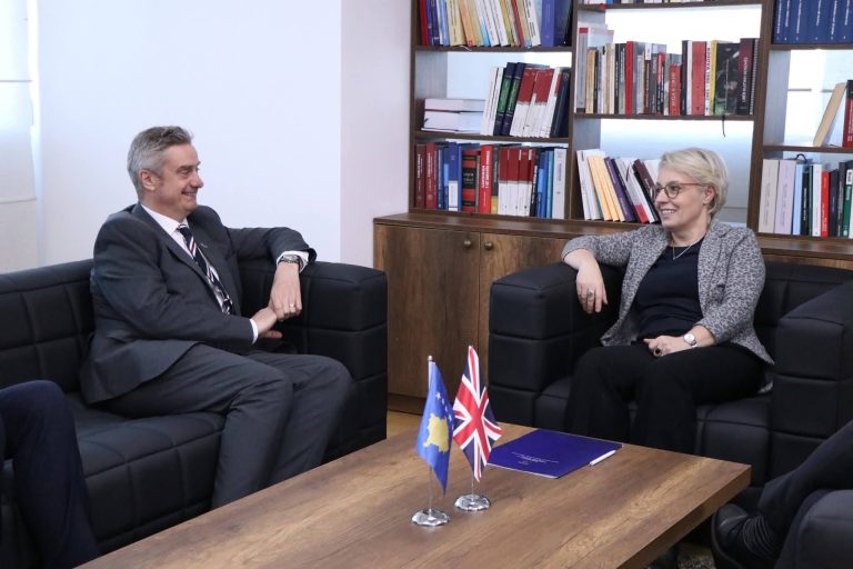 Gërvalla dhe ambasadori britanik diskutojnë për reformën në drejtësi dhe procesin e Vettingut