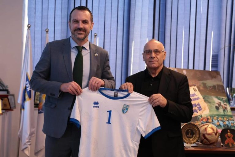 Ambasadori Almqvist diskuton Ligën e Kombeve me FFK-në në Prishtinë