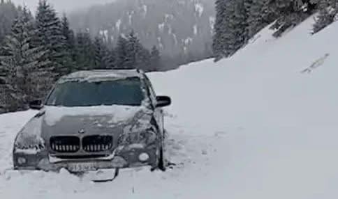 ❄️ Mërgimtari bllokohet nga bora në rrugën për Rozhaj për Bajram 🚗💨