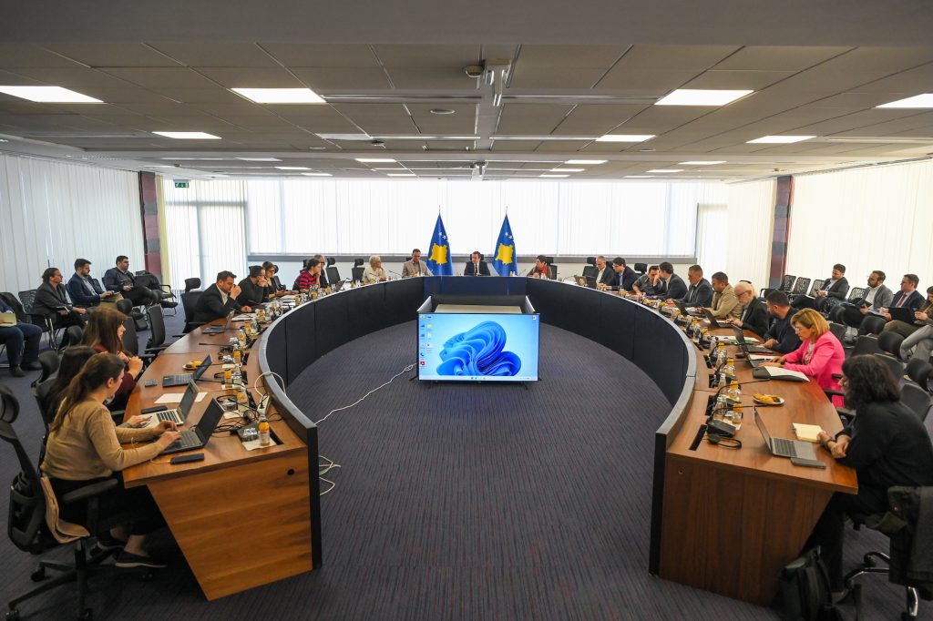 Kurti nis përgatitjet për programin qeverisës pas zgjedhjeve