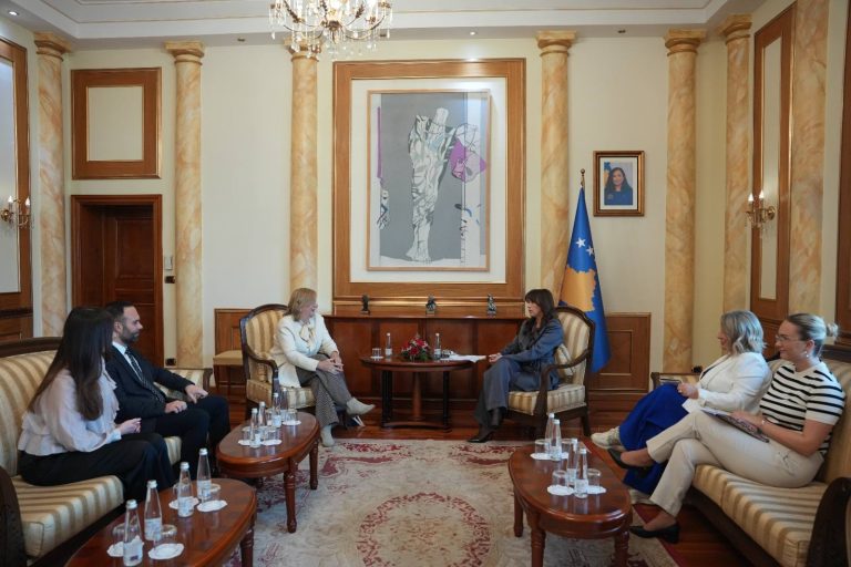 Kryetarja Haxhiu priti në takim drejtoren e NDI-së në Kosovë, Nancy Soderberg