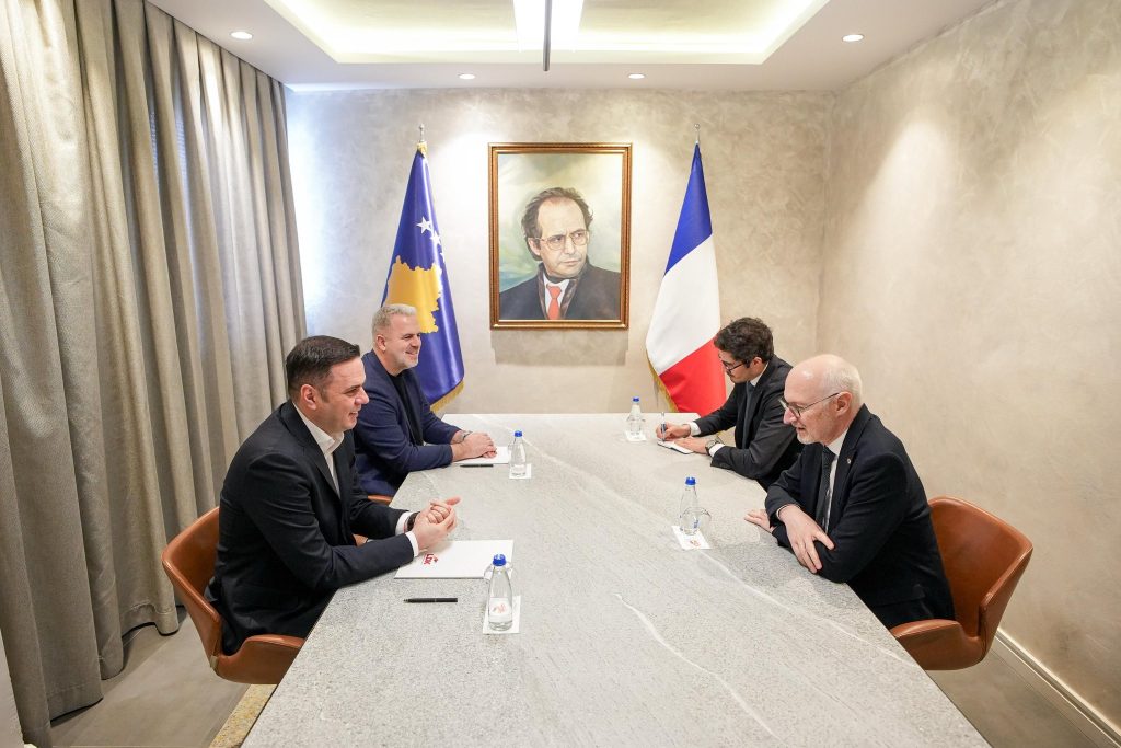 Abdixhiku takon ambasadorin francez, diskutohet çështja e presidentit