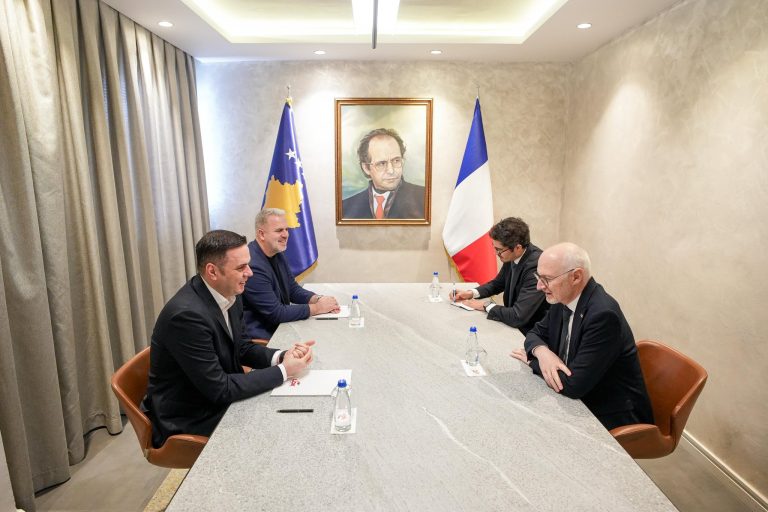 Abdixhiku takon ambasadorin francez, diskutohet çështja e presidentit