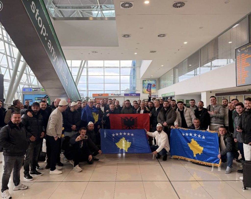 Ademi takon tifozët në Bratislavë, uron fitore historike ndaj Sllovakisë