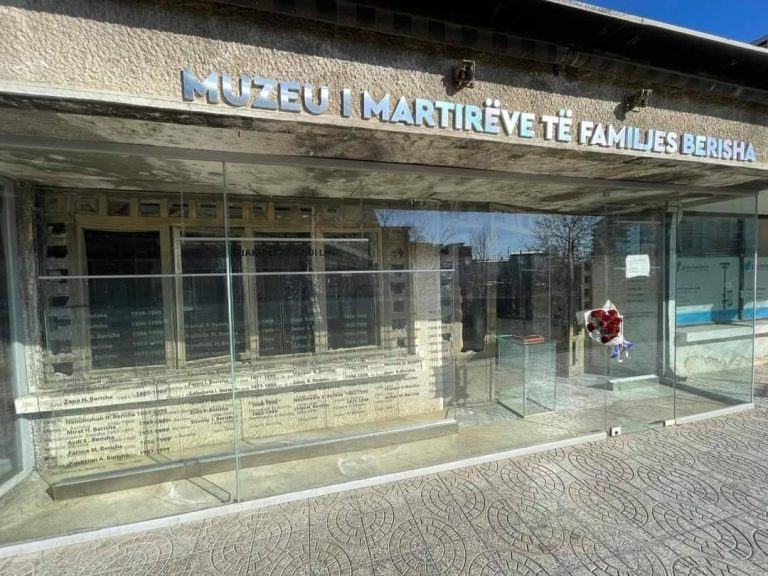 Presidentja Osmani për familjen Berisha: Kujtesa dhe drejtësia nuk duhet të shuhet