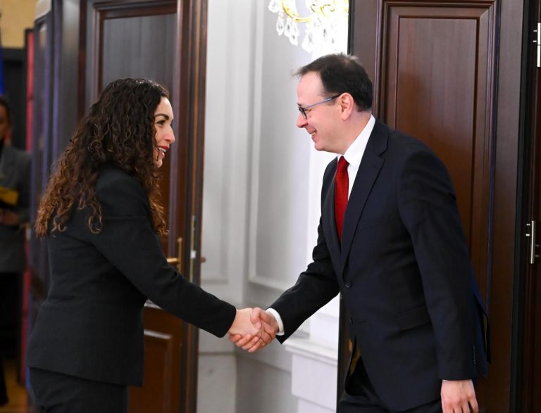 Presidentja Vjosa Osmani priti në takim ambasadorin e Turqisë në Kosovë, Sabri Tunç Angılı