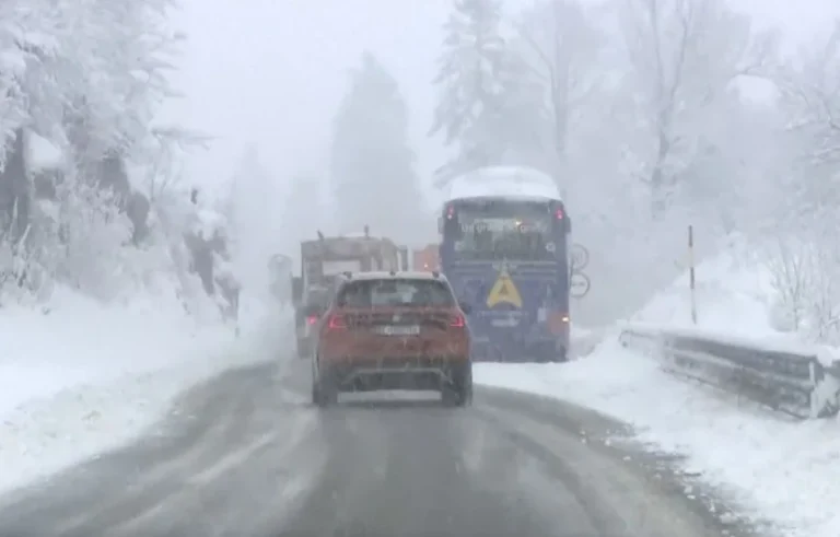 20 cm borë në Kroaci bllokojnë trafikun