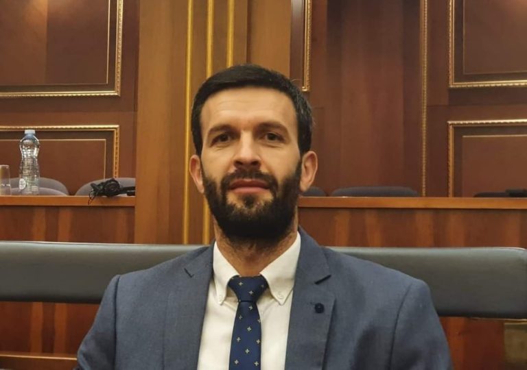 Eman Rrahmani kritikon VV-në për ligjet e ndërrimit të gjinisë dhe martesat e njëjtës gjini