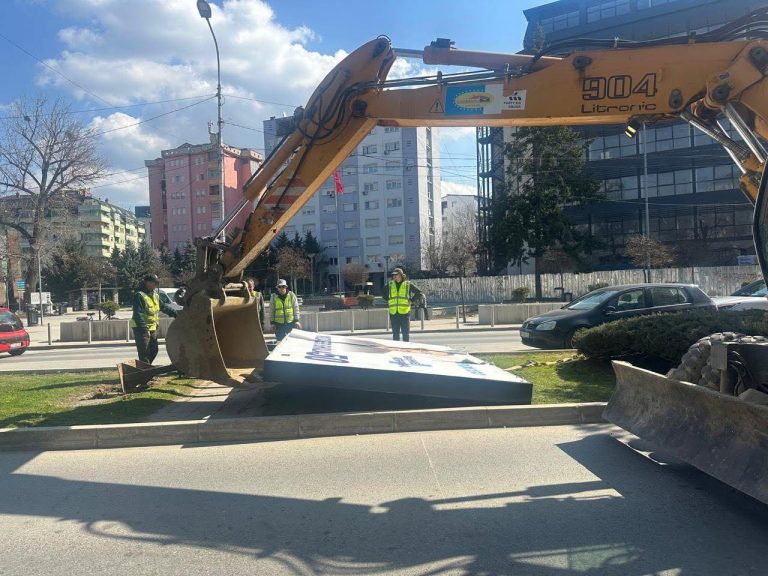 Peci reagon për billbordin e Thaçit e Veselit: “Kërkova përjashtim për foton e tyre”