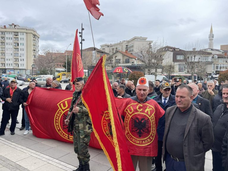 Veteranët tentojnë të hyjnë me forcë në Kuvend