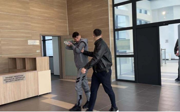 Një muaj paraburgim për reperin Moss dhe dy të tjerë