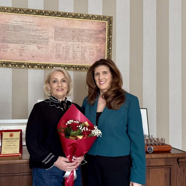 Musliu viziton bashkëshorten e Hashim Thaçit për Ditën e Gruas