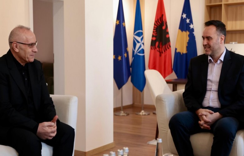 Ademi takon Konjufcën për përgatitjet për ndeshjen Kundër Sllovakisë