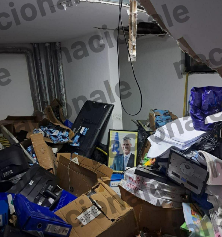 Fotografia zyrtare e Thaçit gjendet në bodrum të MPJD-së