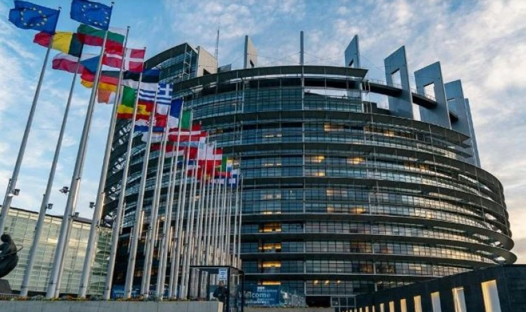 BE heq masat ndaj Kosovës dhe rifillon mbështetjen financiare