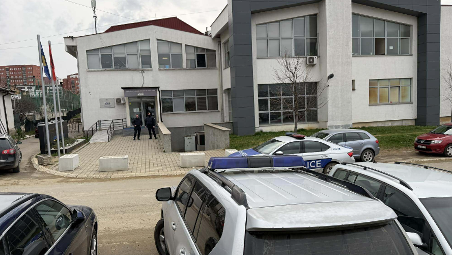 Tre zyrtarë të ARBK-së shoqërohen në Polici për intervistim