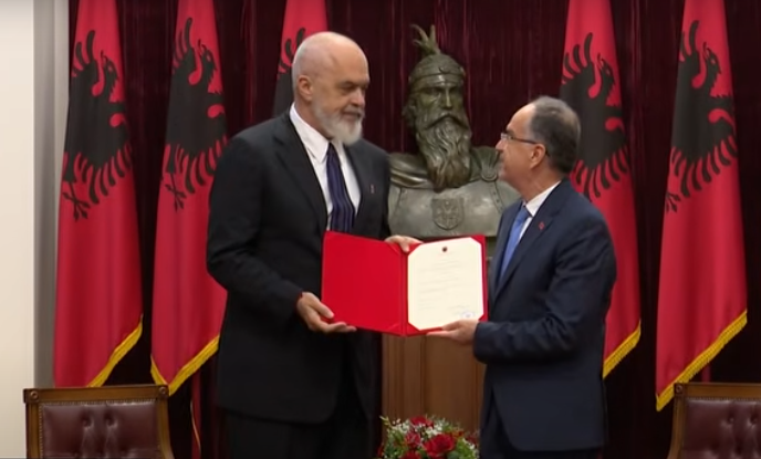 Rama takon Begajn dhe paraqet ndryshimet në kabinetin qeveritar 🇦🇱