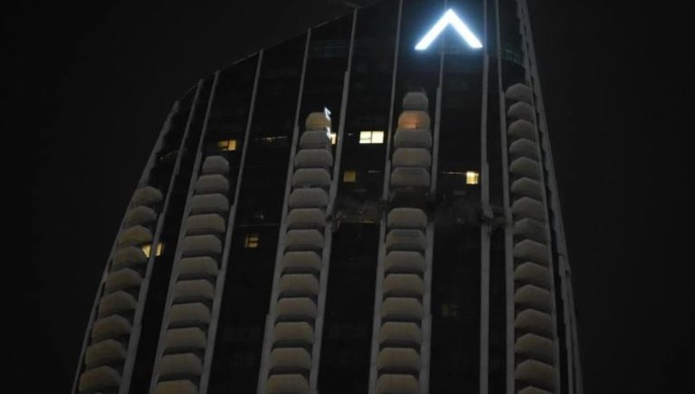 Dron godet një ndërtesë banimi në Dubai, nuk raportohet për të lënduar