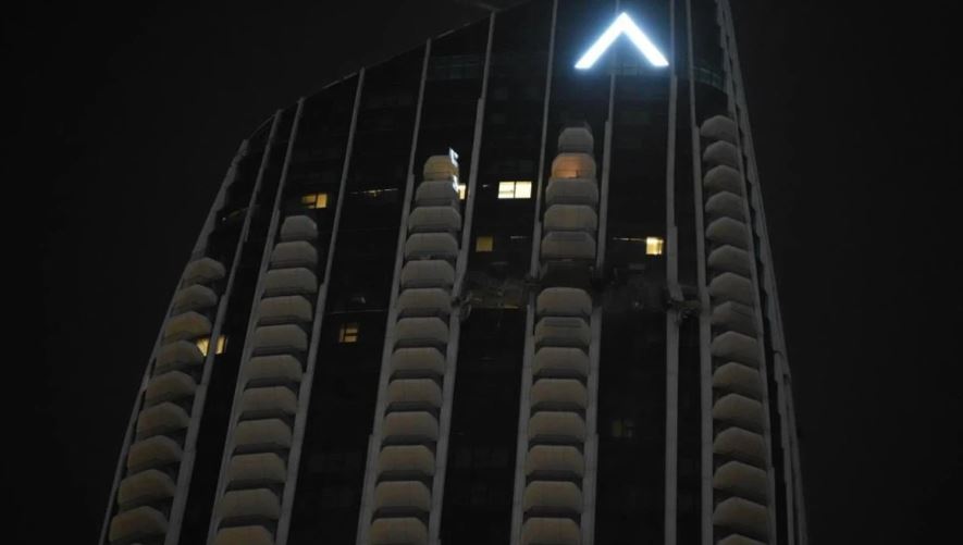 Dron godet një ndërtesë banimi në Dubai, nuk raportohet për të lënduar