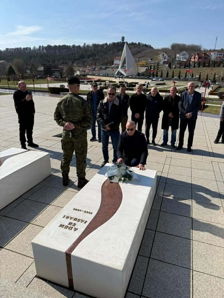 Agim Ademi me drejtuesit e FFK-së bënë homazhe në Kompleksin Memorial “Adem Jashari” në Prekaz