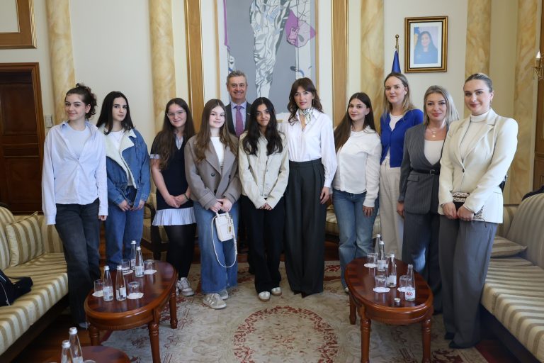 Ambasadori Hargreaves promovon lidershipin e vajzave të reja në Kosovë