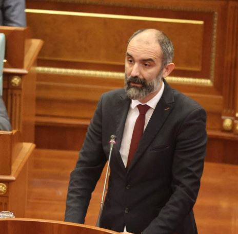 Abrashi përgjigjet Tahirit për kritikat ndaj numrit të punësimeve qeveritare