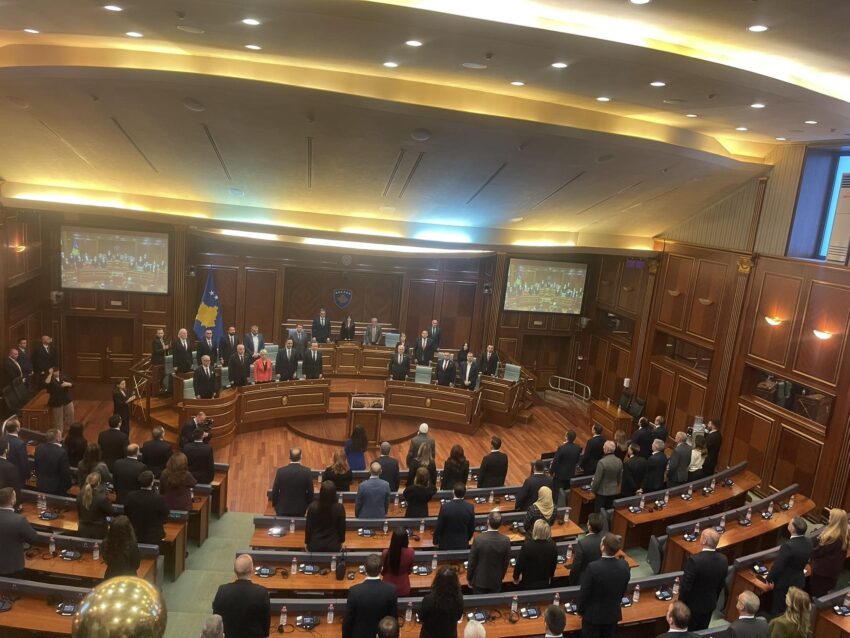 Me Himnin e Flamurit nis seanca solemne për 28-vjetorin e Epopesë së UÇK-së