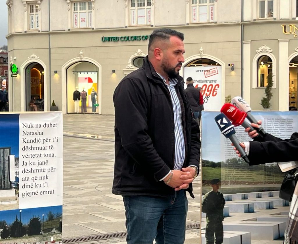 Aksion simbolik kundër ekspozitës për masakrat në Kosovë, organizatorët denoncojnë pasaktësi serioze