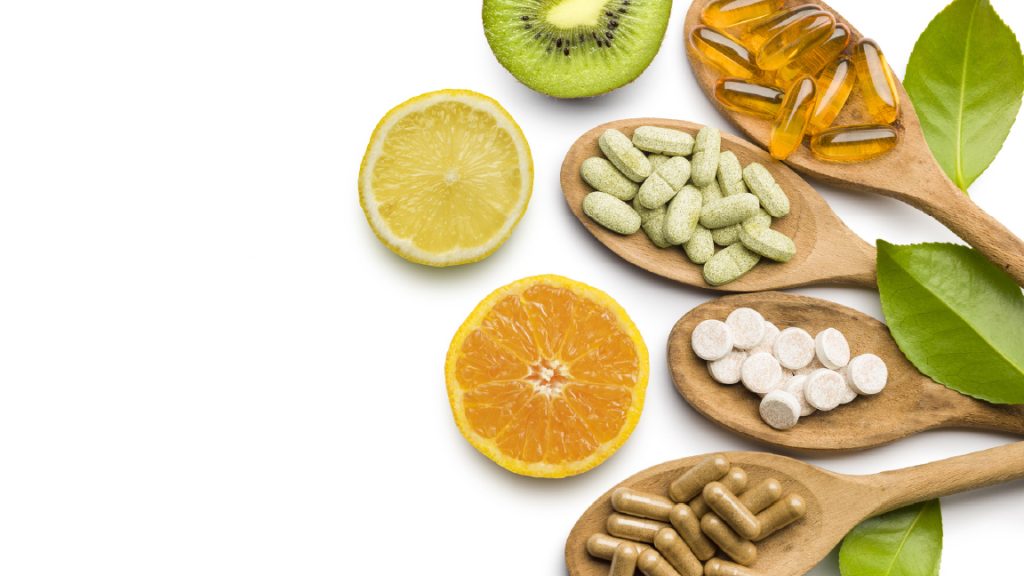 Vitaminat dhe mineralet kyçe për shëndetin gjatë plakjes 🧓✨