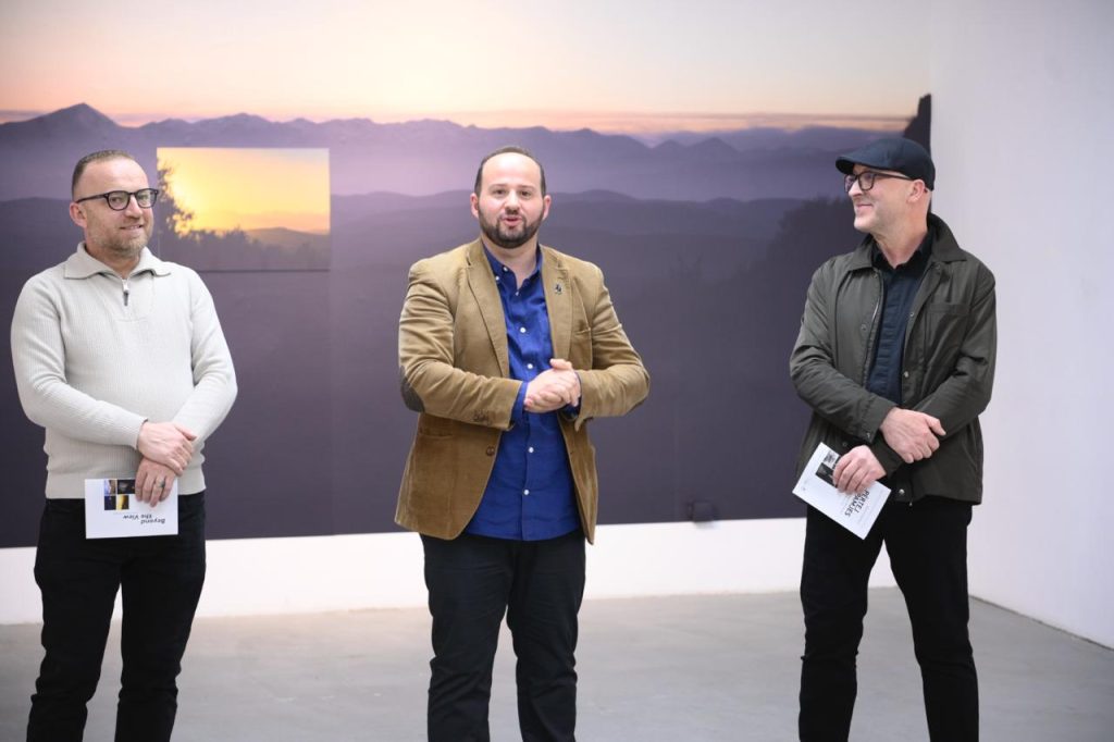 Profesor Blerim Gjinovci prezanton ekspozitën personale “Përtej Pamjes” në Fakultetin e Arteve