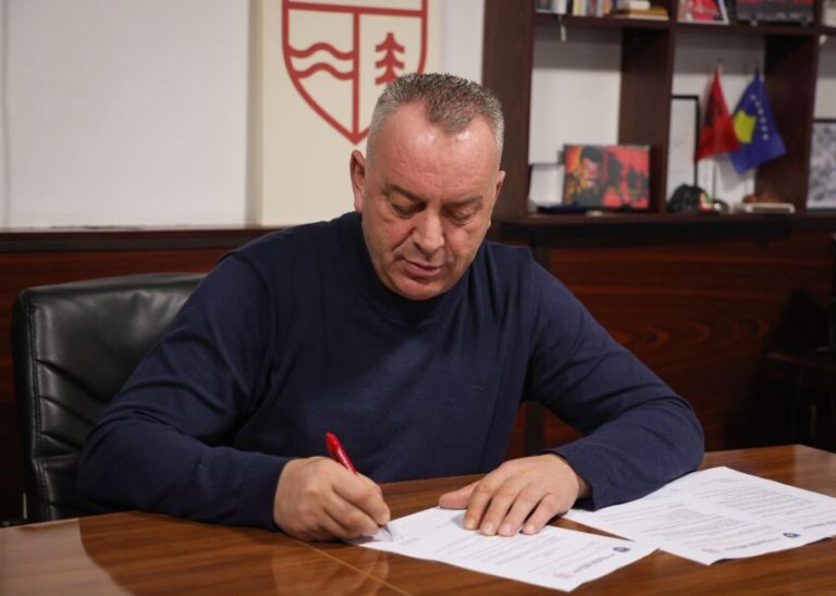 Ramosaj kritikon Kurtin pas deklaratave të Rashiqit për tokën e Manastirit