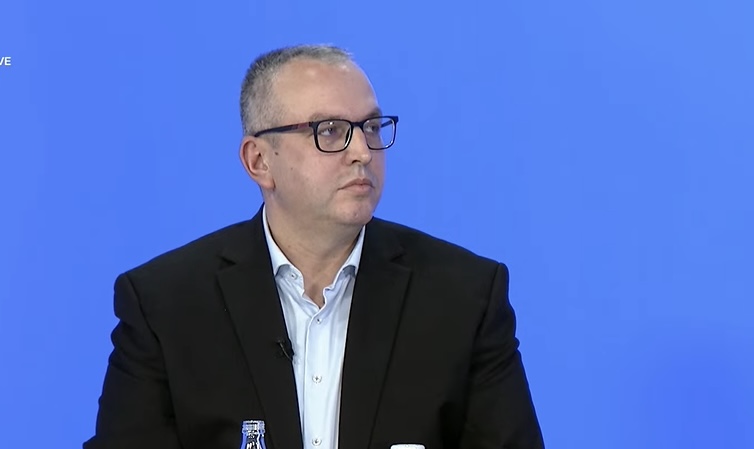 Betim Gjoshi viziton ish-krerët e UÇK-së në Hagë: “Shumë shpejt do t’i shohim të lirë”