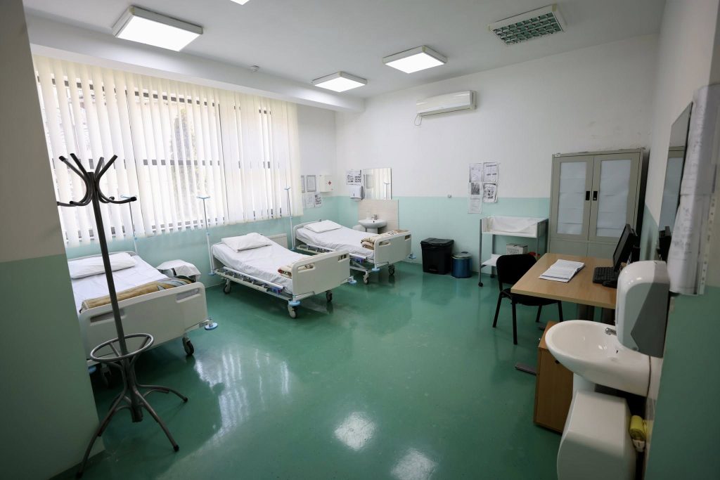 Qendra e Mjekësisë Familjare në Lagjen Muhaxherëve merr donacion të shtretërve spitalorë