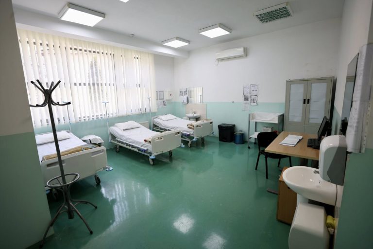 Qendra e Mjekësisë Familjare në Lagjen Muhaxherëve merr donacion të shtretërve spitalorë