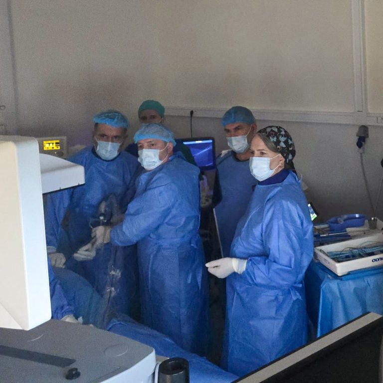 QKUK kryen për herë të parë ndërhyrjen minimal invazive për gurët e mëdhenj në veshka