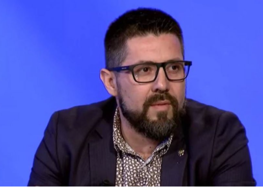 Dardan Krasniqi kritikon Albin Kurtin për luksin dhe eskortat