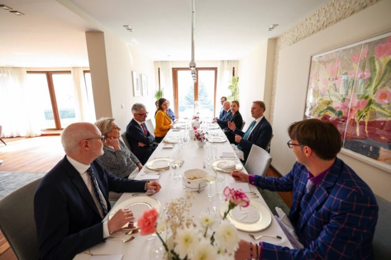 Donika Gërvalla-Schwarz nderon ambasadorin Aivo Orav për kontributin e tij në afrimin e Kosovës me BE-në