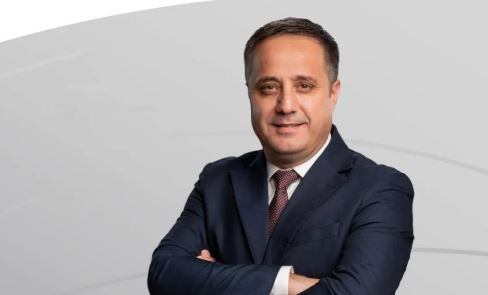 Selmanaj: Osmani dhe VV po tentojnë të ndryshojnë Kushtetutën pa debat