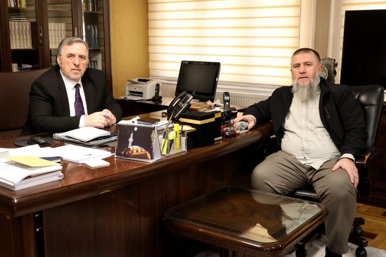 Shoqata “Shërbehu” dhuron 15,000 euro për libra fetarë në Kosovë