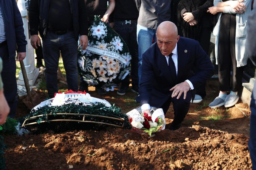 Ramush Haradinaj nderon kujtimin e Yll Çekut