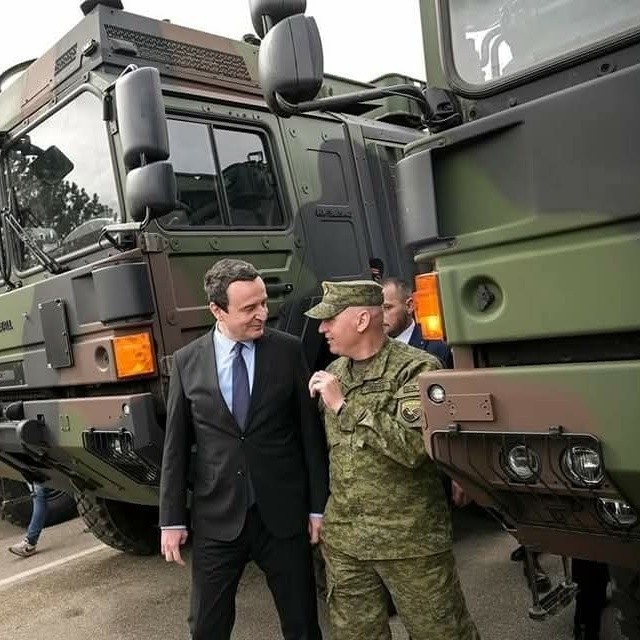 Gjeneral Lejtënant Bashkim Jashari, duke ja prezanton nga afër Kryeministrit Albin Kurtit flotën e kamionëve ushtarakë multifunksional RheinMetall MAN HX2, 8X8 të cilët i janë shtuar arsenalit të ushtrisë.