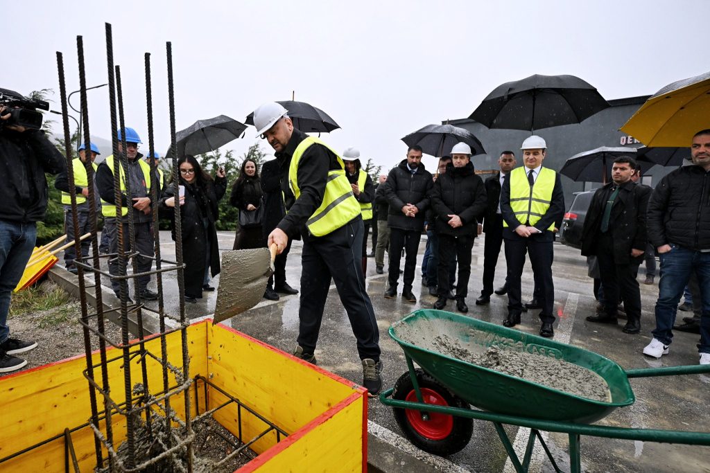 Kurti inauguron gurthemelin e palestrës së re të Xhudos në Pejë