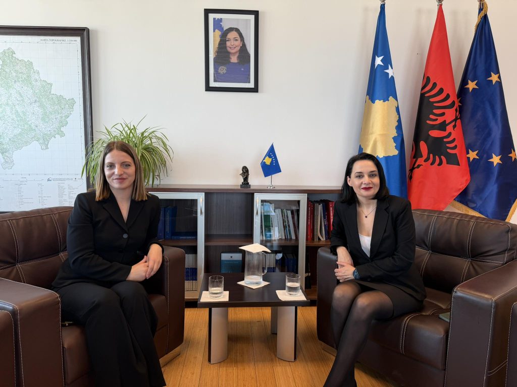 Fitore Pacolli pret në takim deputeten e Shqipërisë, Marjana Koçeku