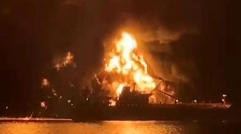 Sulmohen tri anije mallrash në Gjirin Persik, një viktimë dhe dhjetëra të evakuuar