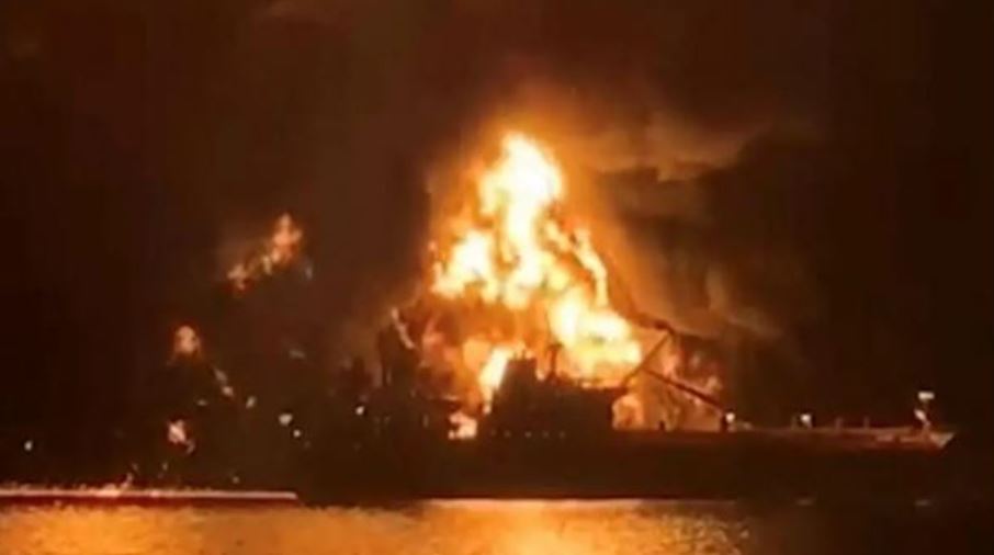 Sulmohen tri anije mallrash në Gjirin Persik, një viktimë dhe dhjetëra të evakuuar