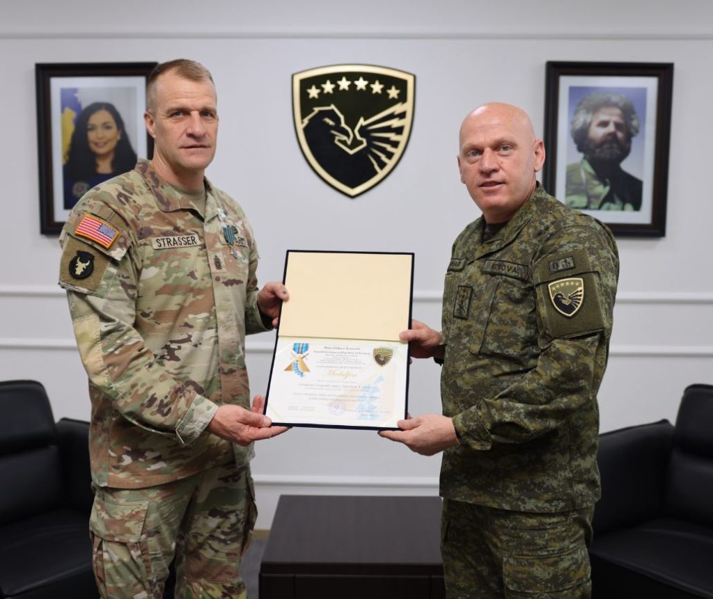 Komandanti i FSK-së dekoron Rreshter Majorin e Gardës së Ajovës