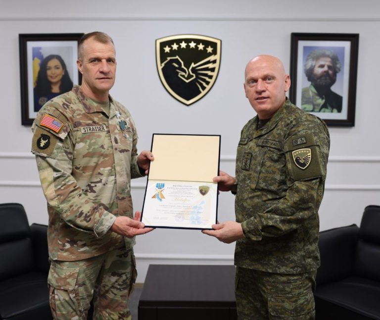 Komandanti i FSK-së dekoron Rreshter Majorin e Gardës së Ajovës