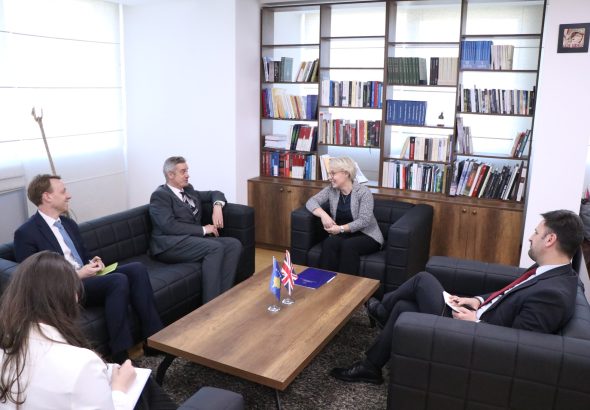 Ambasadori britanik në Kosovë takon Ministren Gërvalla-Schwarz