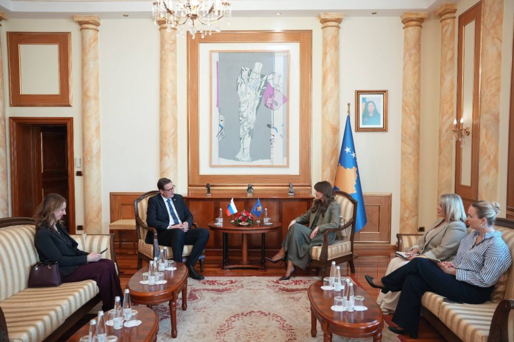 Kryetarja Haxhiu priti në takim Ambasadorin e Sllovenisë, Borut Blaj