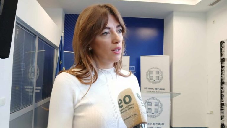 Albulena Haxhiu ngushëllon familjet e tre kosovarëve të vdekur në Austri